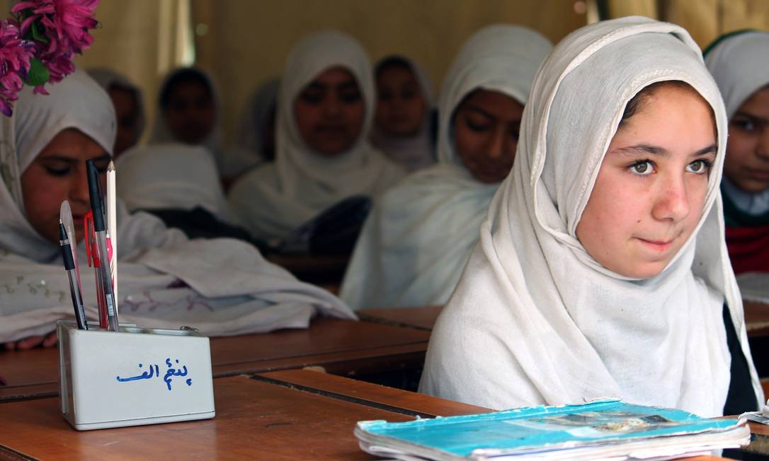 
Estudantes afegãs assistem aula em Kandahar: meninas ainda são minoria no sistema educativo do país, que começa a expandir sua ação nas redes sociais para estimular ensino
Foto:
JAVED TANVEER
/
AFP
