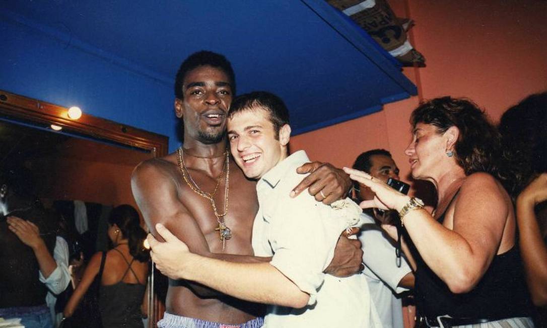 
O cantor ao lado do jornalista numa foto de 1997 que fará parte do livro
Foto:
/
Acervo pessoal de Leonardo Rivera
