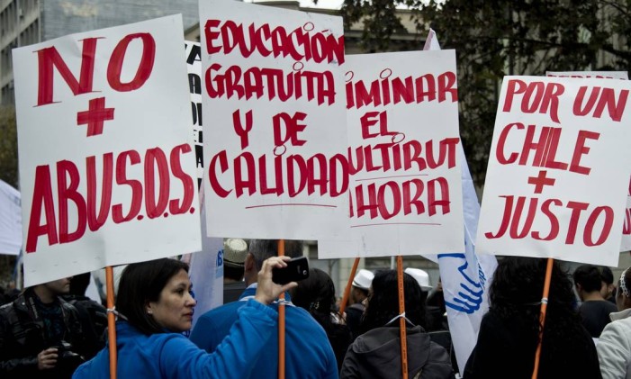
Trabalhadores chilenos protestam contra desigualdade no Primeiro de Maio: tema é uma das bandeiras dos ex-líderes universitários eleitos para o Congresso
Foto: AFP / 1-5-2014