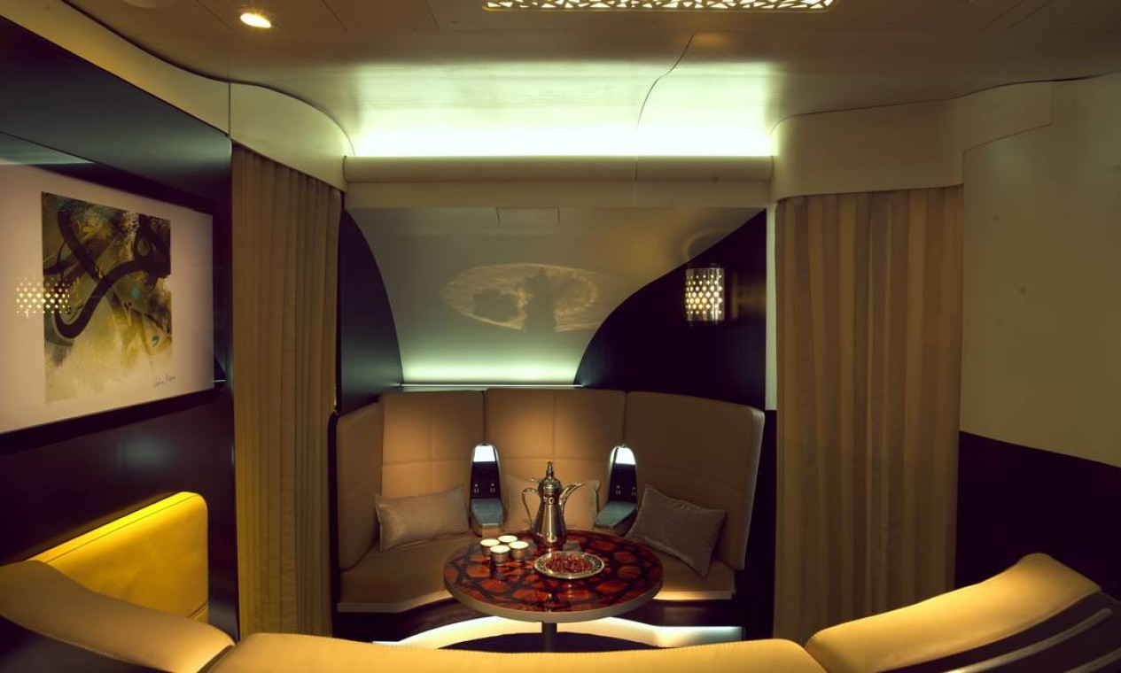 O lobby, assim como a cabine The Residence, existe apenas nos aviões modelo A380 da Etihad Foto: Divulgação
