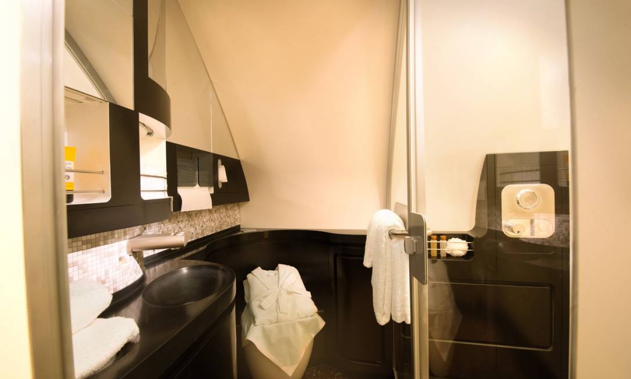 No banheiro, exclusivo para os passageiros da suíte voadora (dois no máximo), tem até um chuveiro Foto: Divulgação
