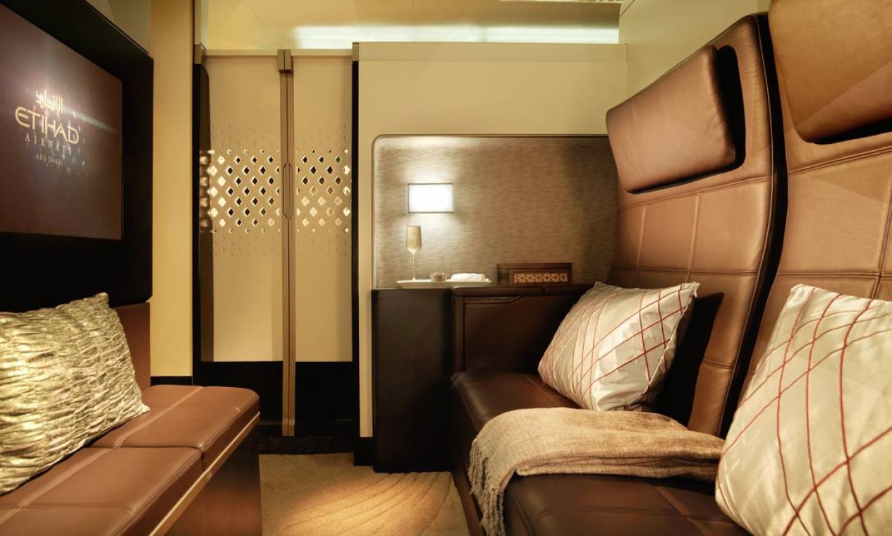 Com um sofá de couro que reclina e um monitor de 32 polegadas, a sala de estar da classe The Residence é uma das grandes novidades da Etihad Airways Foto: Divulgação