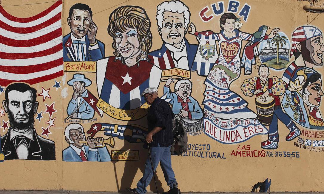 
Um homem caminha por um mural no bairro Little Havana, em Miami
Foto:
SHANNON STAPLETON
/
Reuters
