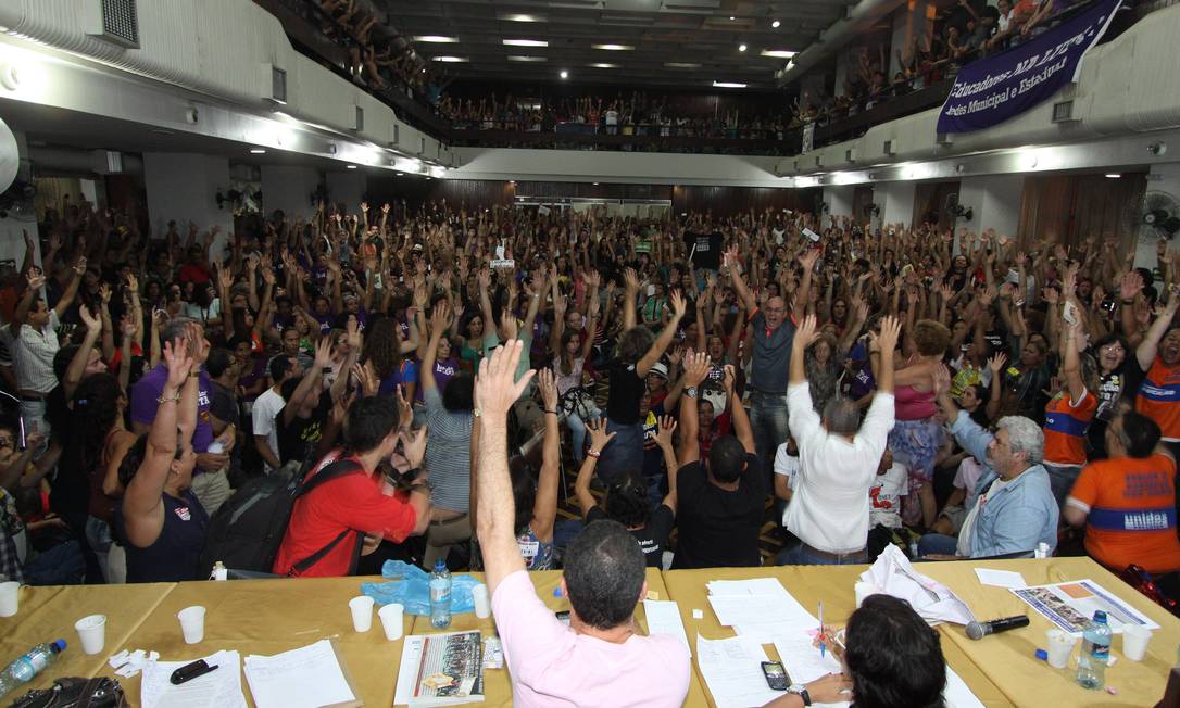 Assembleia dos professores no Clube Municipal: categoria marcou nova greve para o dia 12 Foto: Paulo Nicolella / Agência O Globo