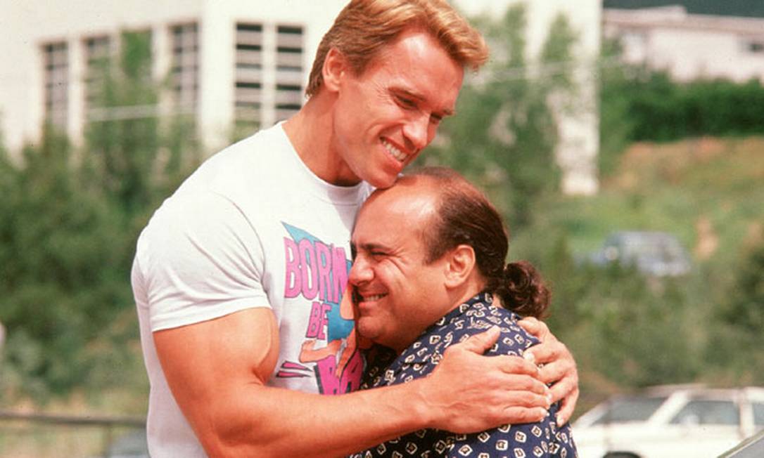 
Homens mais baixos vivem mais: boa notícia para o ator Danny de Vito, na foto com Arnold Schwarzenegger durante as gravações do filme “Irmãos gêmeos”
Foto:
/
Divulgação
