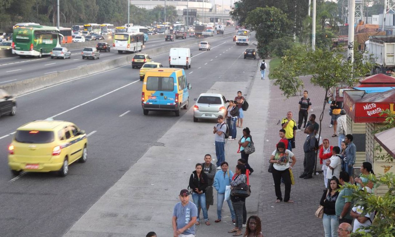 Passageiros esperam pelos coletivos na Avenida Brasil Foto: Fernando Quevedo / Agência O Globo