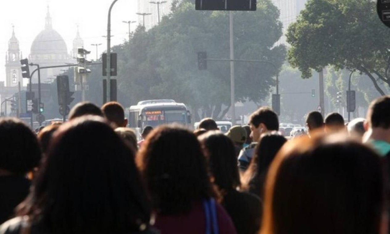 Passageiros lotam os pontos de ônibus da Avenida Presidente Vargas Foto: Roberto Moreyra / Extra / Agência O Globo