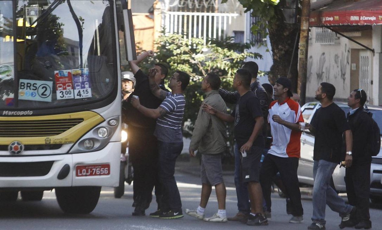 Rodoviários grevistas tentam impedir circulação de ônibus em Vila Isabel Foto: Antônio Scorza / Agência O Globo