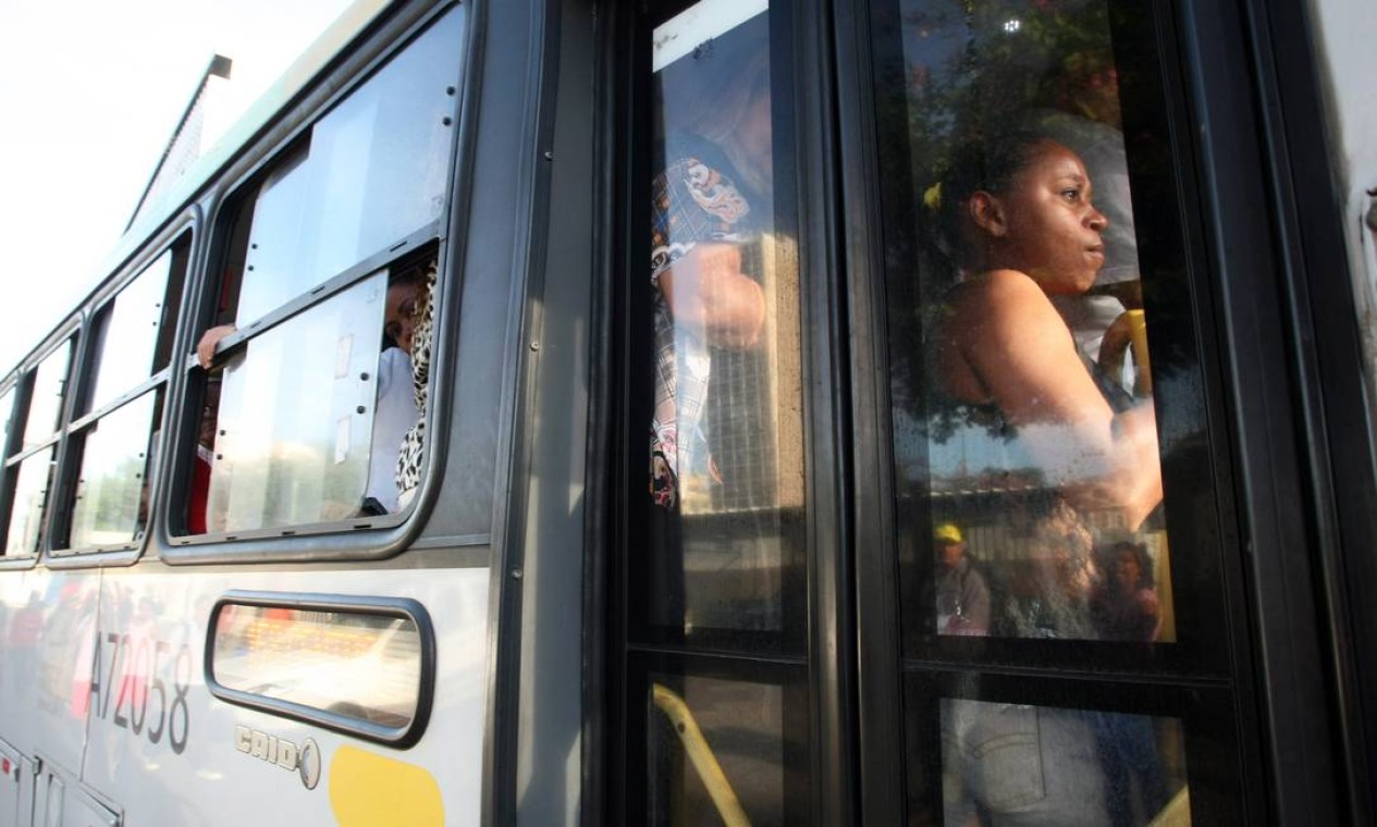 Os poucos ônibus que circulavam, na manhã desta terça-feira, durante a greve dos rodoviários ficaram lotados Foto: Roberto Moreyra / Agência O Globo