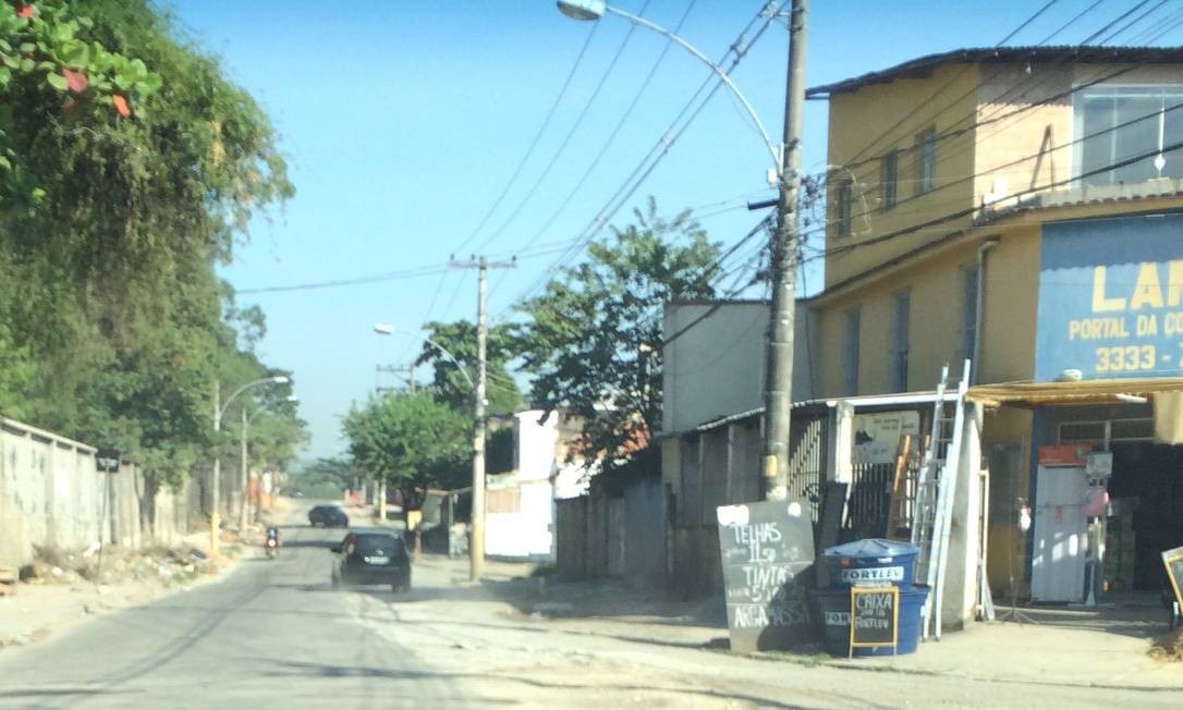 Obra inacabada da Cedae deixa parte de rua em Bangu sem asfalto