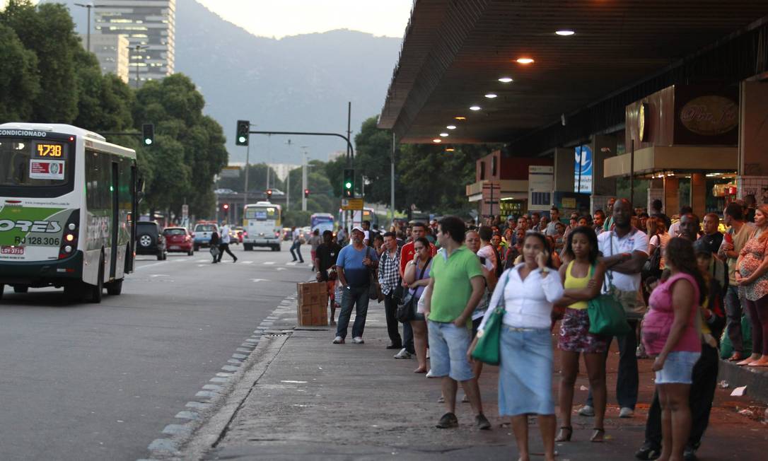 Ponto de ônibus lotado na Central do Brasil Foto: Domingos Peixoto / Agência O Globo
