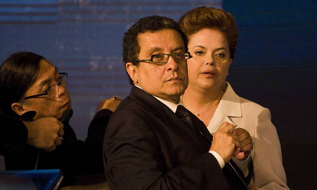 
João Santana e Dilma, durante o intervalo do primeiro debate na campanha presidencial de 2010
Foto:
/
Marlene Bergamo/Folhapress/10-10-2010
