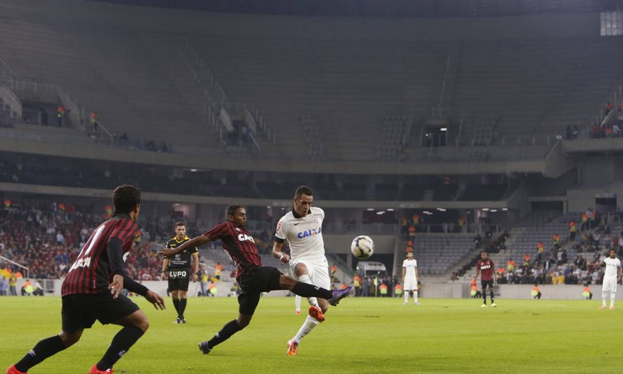 Autor do gol da vitória, Renato Augusto, do Corinthians, tenta dominar a bola Foto: RODOLFO BUHRER / REUTERS