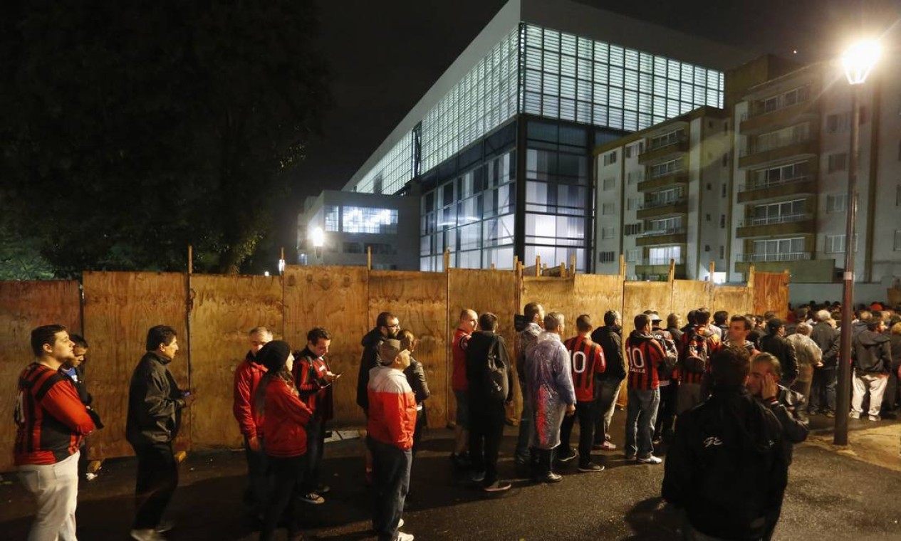 Fans line up to enter the Arena da Baixada stadium as Atletico Paranaense and Corinthians prepared to play the first friendly match to test the stadium under construction for the World Cup in Curitiba, May 14, 2014. The Arena da Baixada is considered by FIFA as the stadium with the greatest delays with less than a month to go for the tournament to begin. REUTERS/Rodolfo Buhrer (BRAZIL - Tags: SPORT SOCCER WORLD CUP) Foto: RODOLFO BUHRER / REUTERS