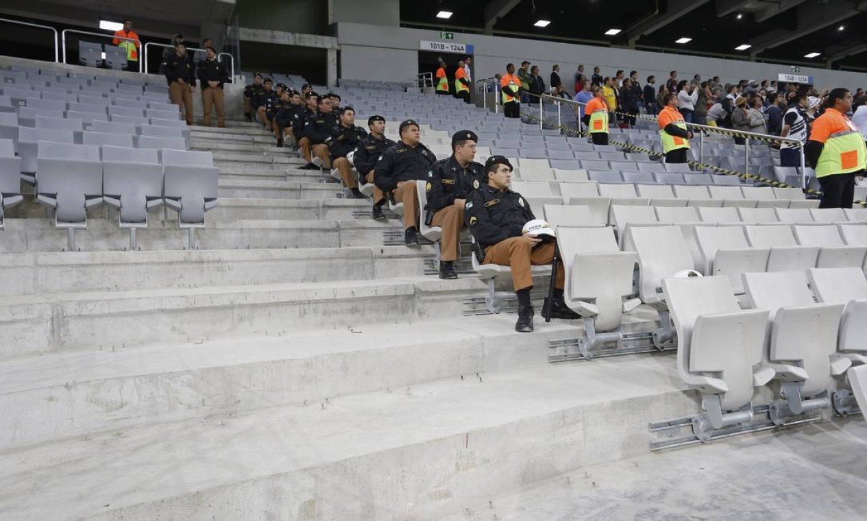 Fans and police watch as Atletico Paranaense and Corinthians play a friendly match to test the Arena da Baixada stadium under construction for the World Cup in Curitiba, May 14, 2014. The Arena da Baixada is considered by FIFA as the stadium with the greatest delays with less than a month to go for the tournament to begin. REUTERS/Rodolfo Buhrer (BRAZIL - Tags: SPORT SOCCER WORLD CUP) Foto: RODOLFO BUHRER / REUTERS
