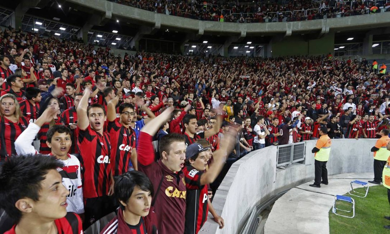 Fans of Atletico Paranaense cheer as their team plays Corinthians in a friendly match to test the Arena da Baixada stadium under construction for the World Cup in Curitiba, May 14, 2014. The Arena da Baixada is considered by FIFA as the stadium with the greatest delays with less than a month to go for the tournament to begin. REUTERS/Rodolfo Buhrer (BRAZIL - Tags: SPORT SOCCER WORLD CUP) Foto: RODOLFO BUHRER / REUTERS