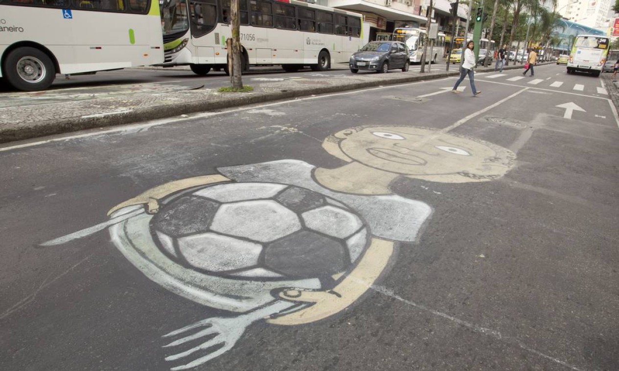 Na Rua Dias da Cruz, no Méier, desenho mostra uma bola no prato de comida de uma criança Foto: Márcia Foletto / O Globo
