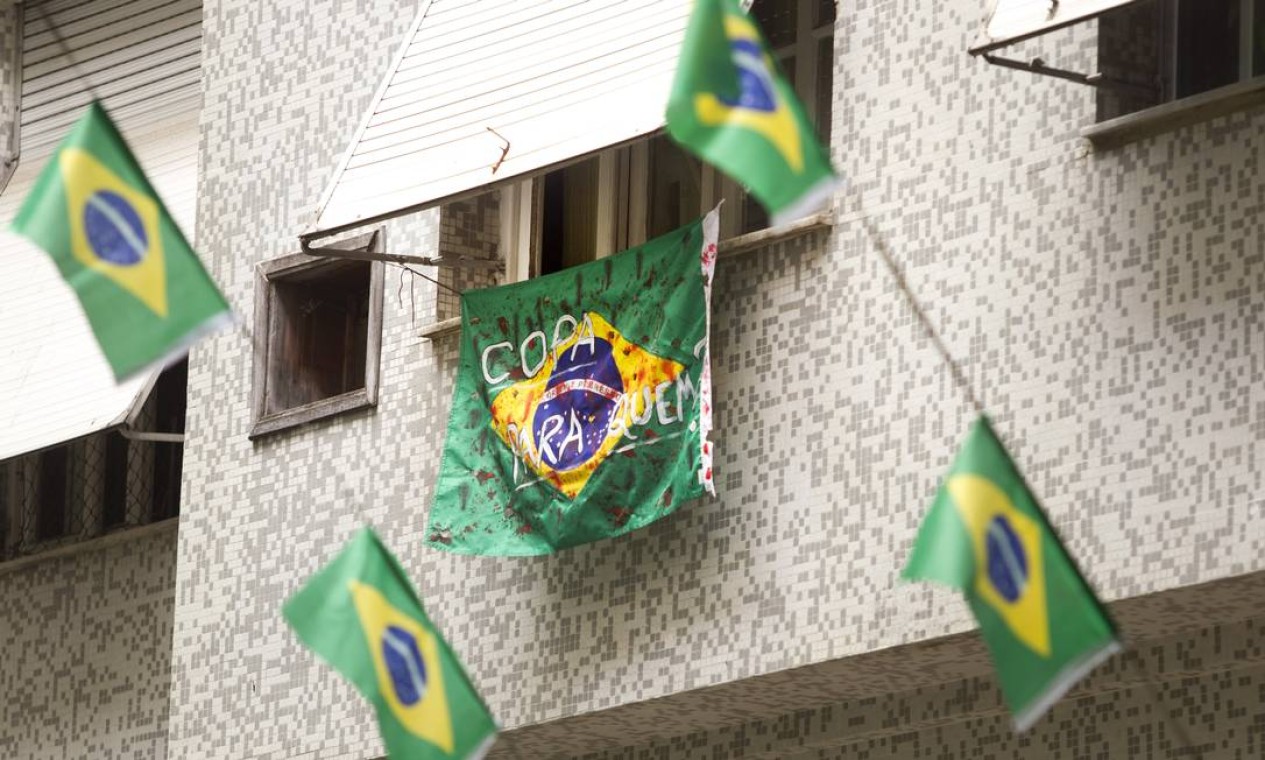 Na Rua Honório de Barros, no Flamengo, uma bandeira do Brasil, estendida no primeiro andar do prédio de número 25, com a frase “Copa para quem?” Foto: Márcia Foletto / Agência O Globo