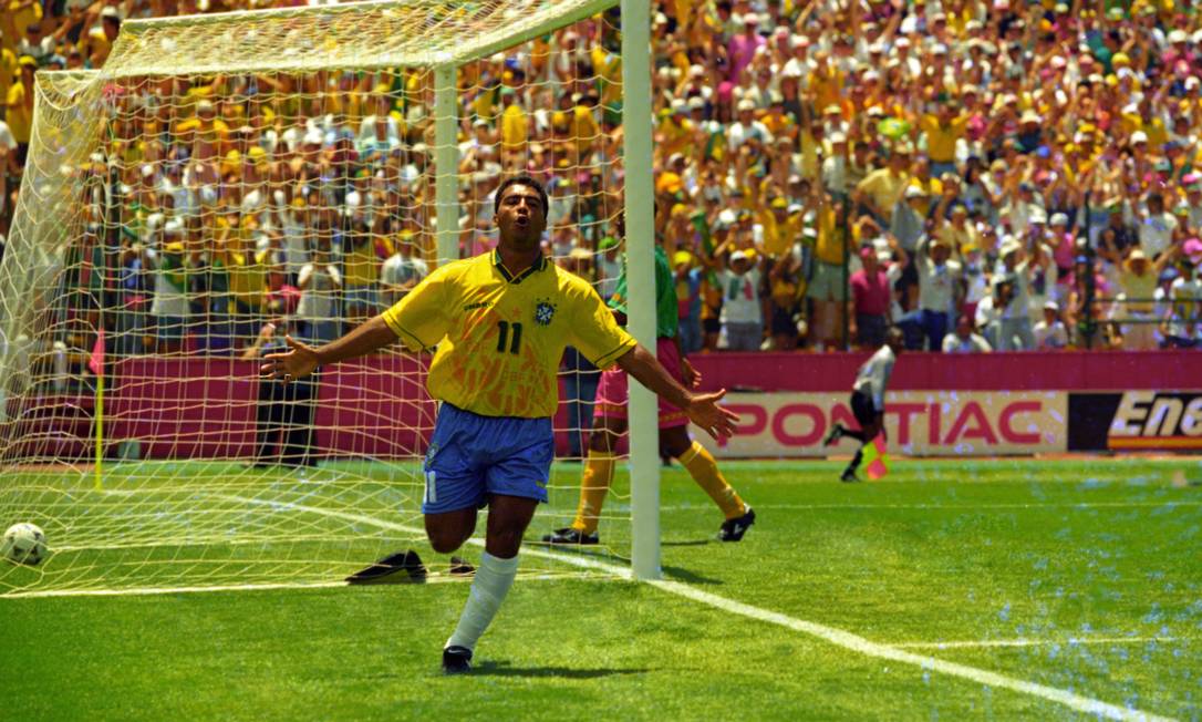
Romário comemora seu gol na partida contra Camarões na Copa de 94
Foto:
/
Cezar Loureiro/Agência O Globo (23-6-94)
