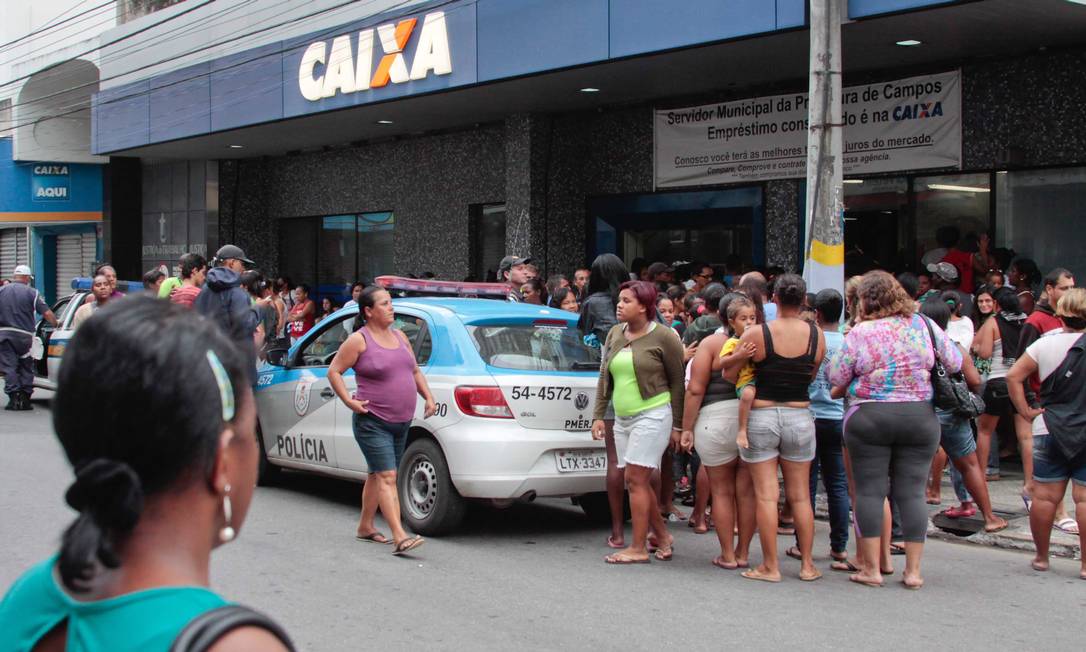 
Tumulto na Caixa Econômica após boatos sobre suspensão do Bolsa Família em maio do ano passado
Foto:
Mauro de Souza/19-5-2013
/
Agência O Globo
