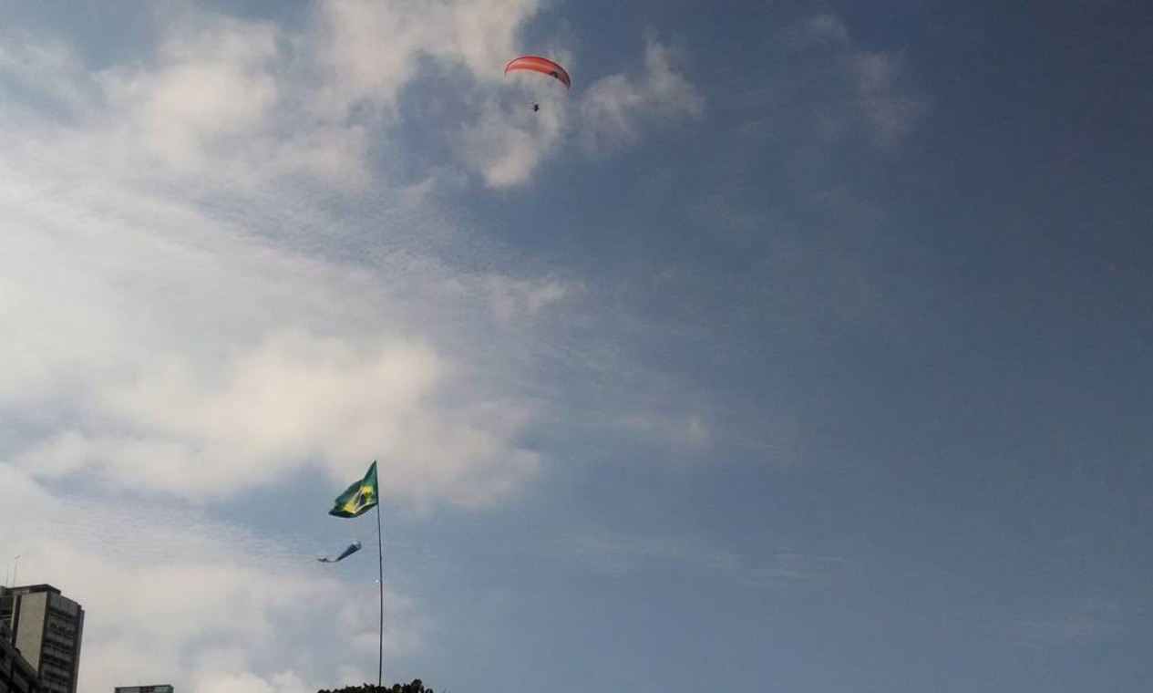 A Praia de São Conrado é procurada principalmente para a prática de esportes radicais, como parapente e asa-delta Foto: Fabíola Leoni / O Globo