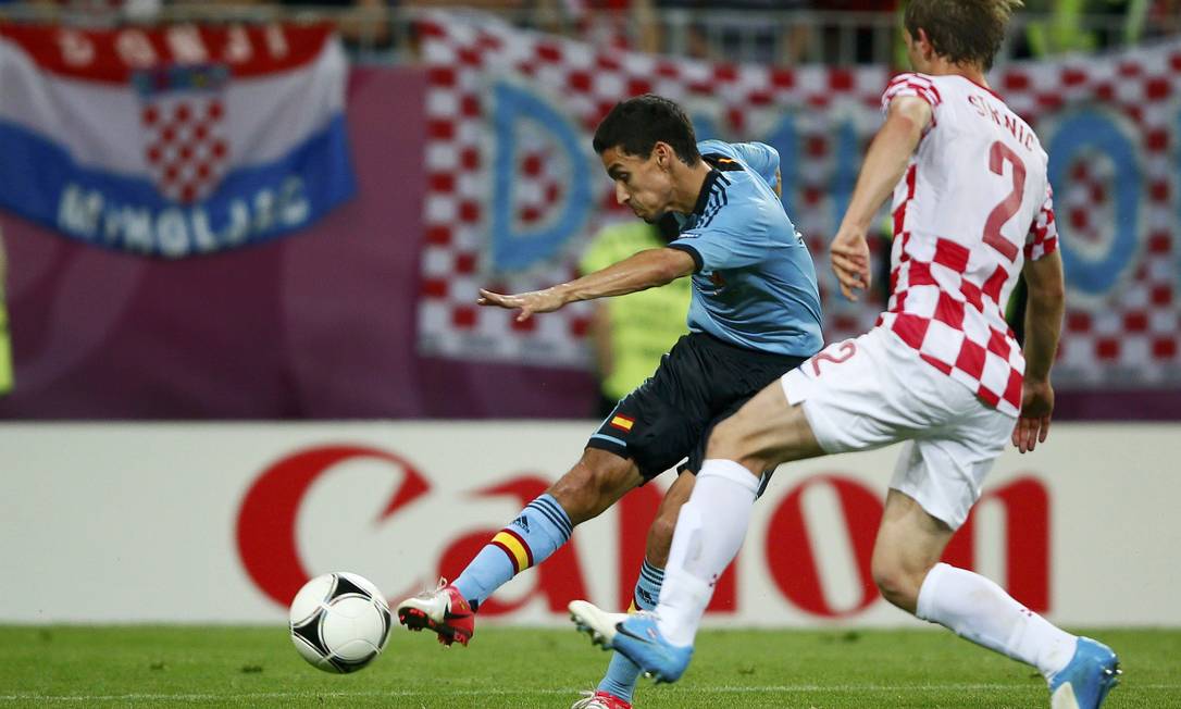 
Ivan Strinic marca o atacante espanhol Jesus Navas, em jogo váliado pela Eurocopa de 2012
Foto:
/
Kai Pfaffenbach / REUTERS
