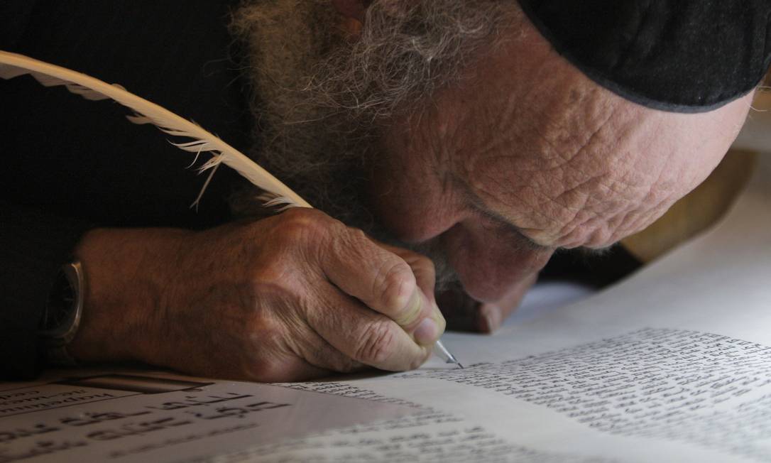 
Judeu ortodoxo escreve as últimas palavras em uma Torá na sinagoga de Hurva, em Jerusalém
Foto:
/
Dan Balilty/AP
