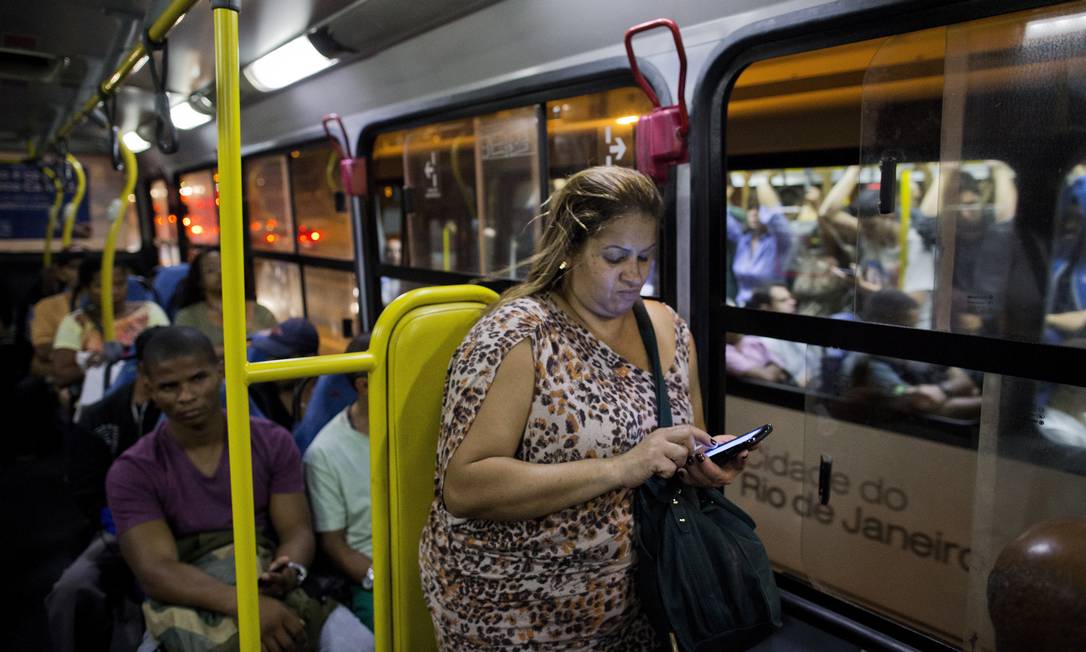 
A diarista Ana Cristina Carvalho, de 42 anos, esperou 40 minutos pelo ônibus que a leva até Bonsucesso
Foto:
/
Guito Moreto
