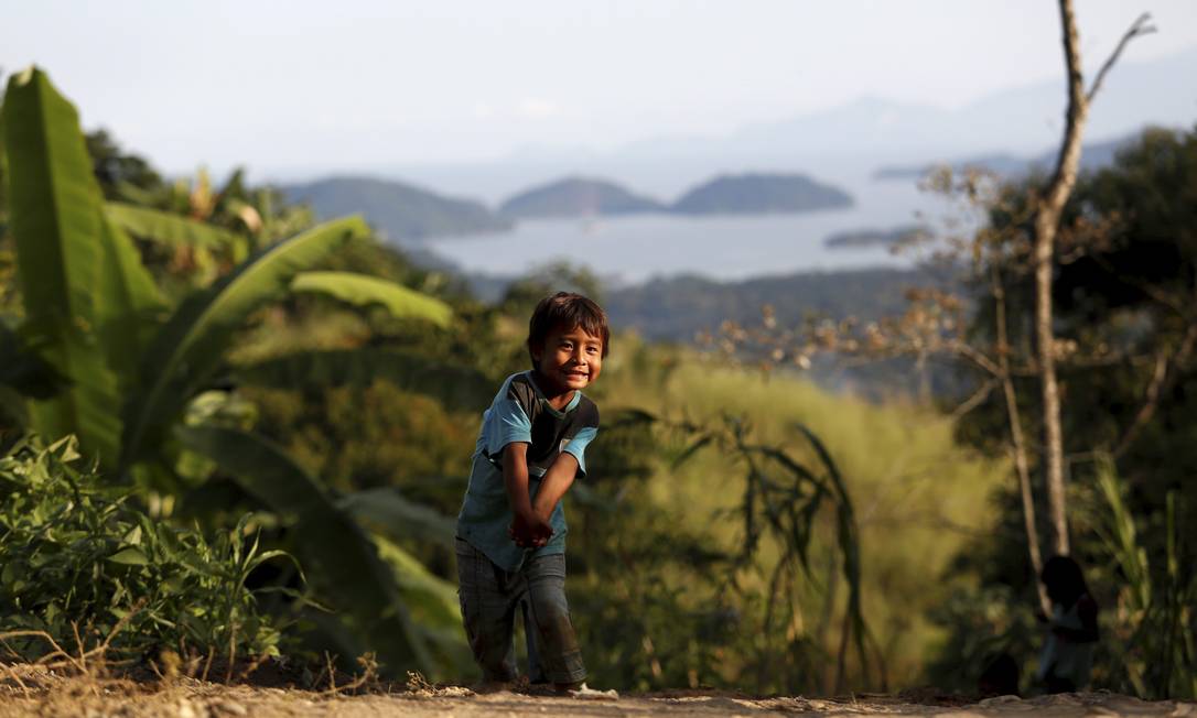 
Criança da aldeia de Bracuí, em Angra dos Reis: maior conglomerado indígena do Rio, com 430 pessoas
Foto:
Agência O Globo
/
Custódio Coimbra
