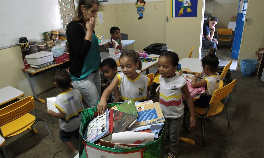 Recife. Uma caixa de papelão é a 'biblioteca' de uma escola mundicipal Foto: Agência O Globo