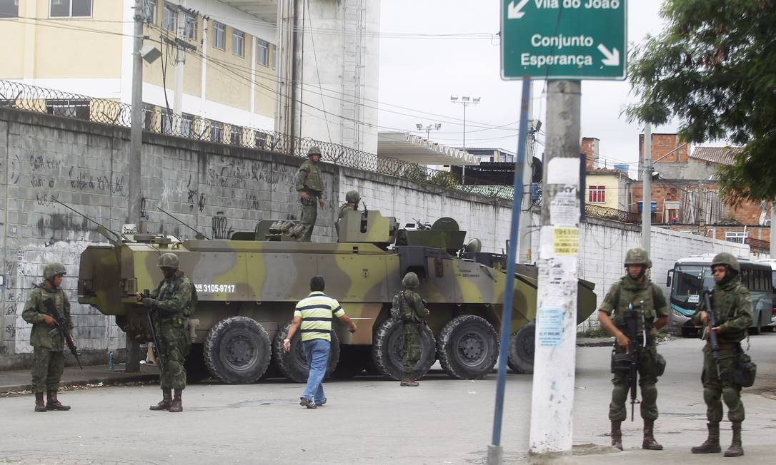
Vigilância. Militares e veículos montram guarda numa das entradas do Complexo da Maré
Foto:
Agência O Globo
/ Antonio Scorza