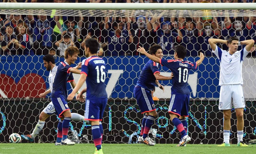 
Japoneses comemoram o gol da vitória no amistoso com o Chipre, realizado nesta terça-feira
Foto:
/
Toshifumi Kitamura / AFP
