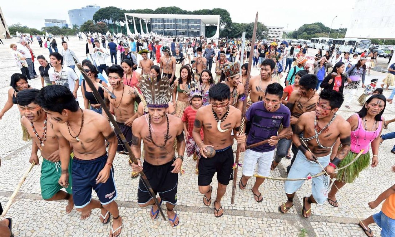 Brazilian natives from different ethnic groups protest in front of the Planalto palace, the official workplace of Brazil's Presidency in Brasilia on May 27, 2014. The demonstration is aimed to attract the attention on the Amazonia situation in the framework of next FIFA World Cup. AFP PHOTO/Evaristo SA Foto: EVARISTO SA / AFP