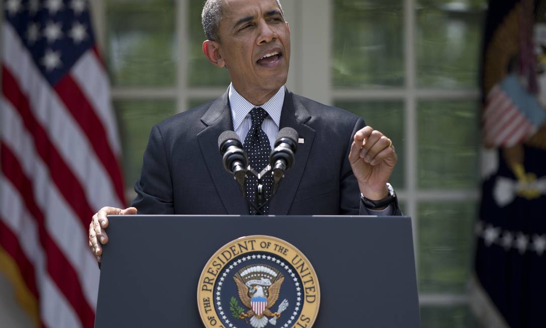
Barack Obama discursa no jardim da Casa Branca. Presidente americano prometeu manter menos de dez mil soldados no Afeganistão até o fim do ano, e anunciou retirada total em 2016
Foto:
Carolyn Kaster
/
AP
