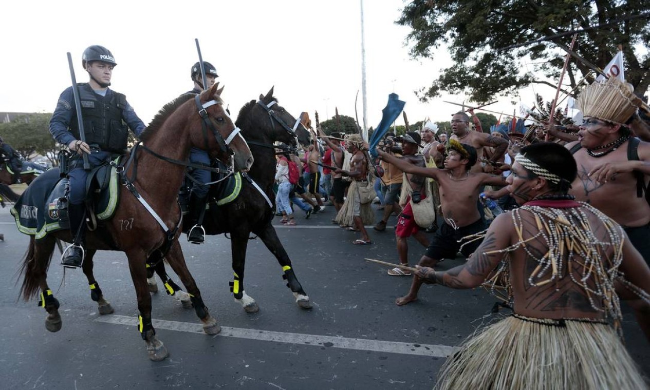 Police confront native Brazilians to prevent them from marching towards the Mane Garrincha soccer stadium during a demonstration in Brasilia May 27, 2014. Indigenous people from different tribes protested against the government's Indian policy and the costs of the 2014 World Cup. REUTERS/Joedson Alves (BRAZIL - Tags: SPORT SOCCER WORLD CUP CIVIL UNREST POLITICS) Foto: STRINGER/BRAZIL / REUTERS