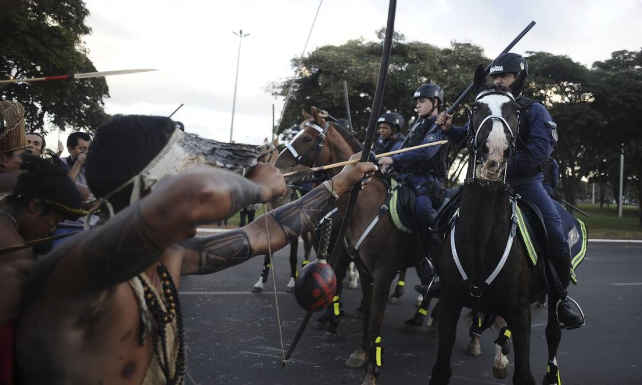 Police confront native Brazilians to impede them from marching towards the Mane Garrincha soccer stadium during a demonstration in Brasilia, May 27, 2014. Police fired tear gas canisters to contain anti-World Cup demonstrators who tried to march to the Brasilia stadium where the soccer tournament's trophy was on public display on Tuesday. REUTERS/Lunae Parracho (BRAZIL - Tags: SPORT SOCCER WORLD CUP CIVIL UNREST POLITICS) Foto: LUNAE PARRACHO / REUTERS