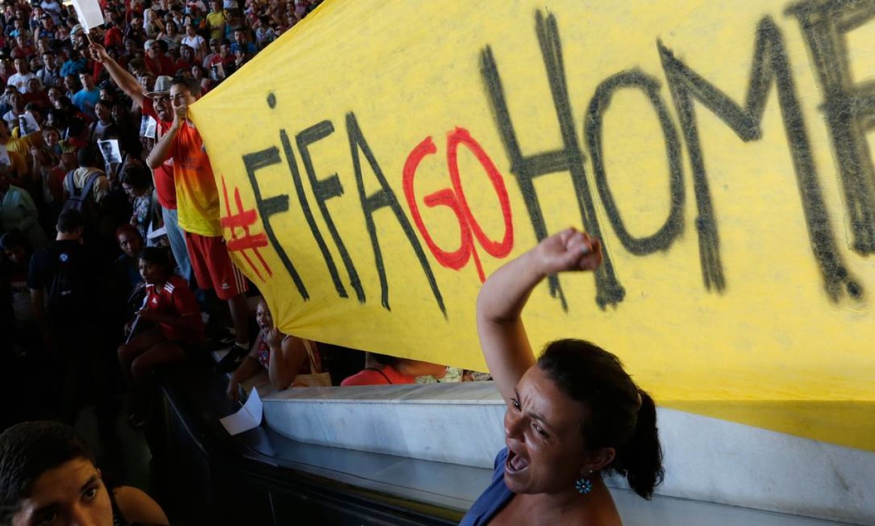 A demonstrator shout slogans against FIFA during a protest against FIFA World Cup, at a bus station in Brasilia, Brazil, Tuesday, May 27, 2014. Brazilians are protesting against the huge amounts of money spent by the government on the upcoming World Cup that starts in June. (AP Photo/Eraldo Peres) Foto: Eraldo Peres / AP