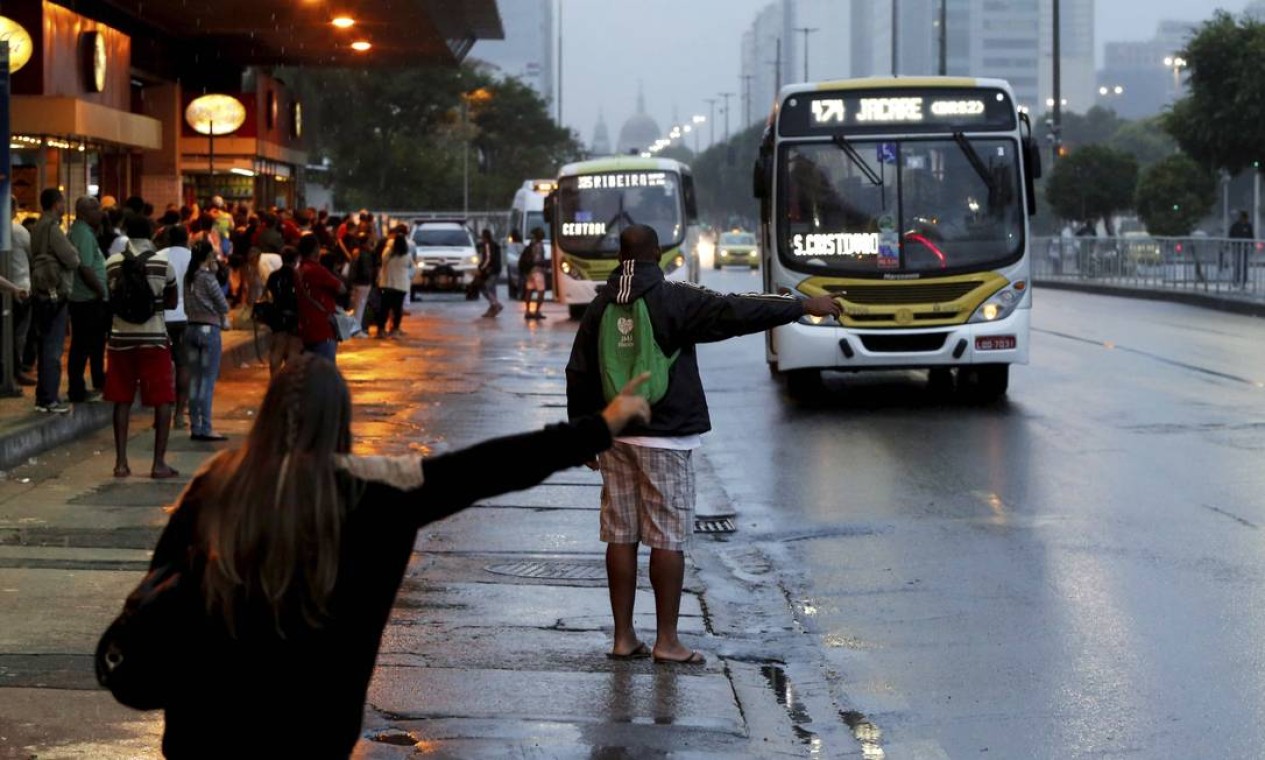 Passageiros esperam os coletivos num ponto da Central do Brasil Foto: Pablo Jacob / Agência O Globo