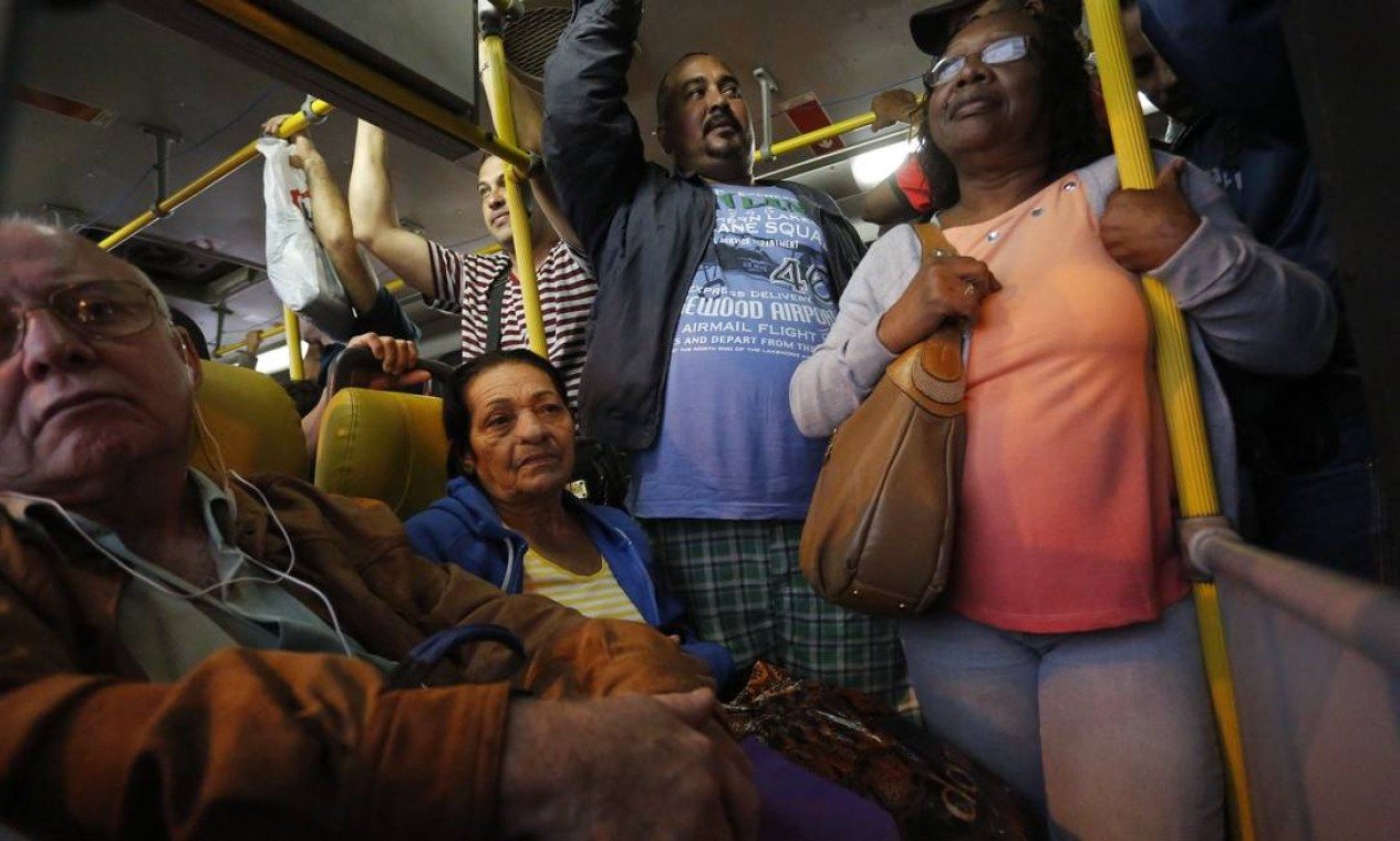 Passageiros enfrentam ônibus lotado na Central do Brasil Foto: Pablo Jacob / Agência O Globo