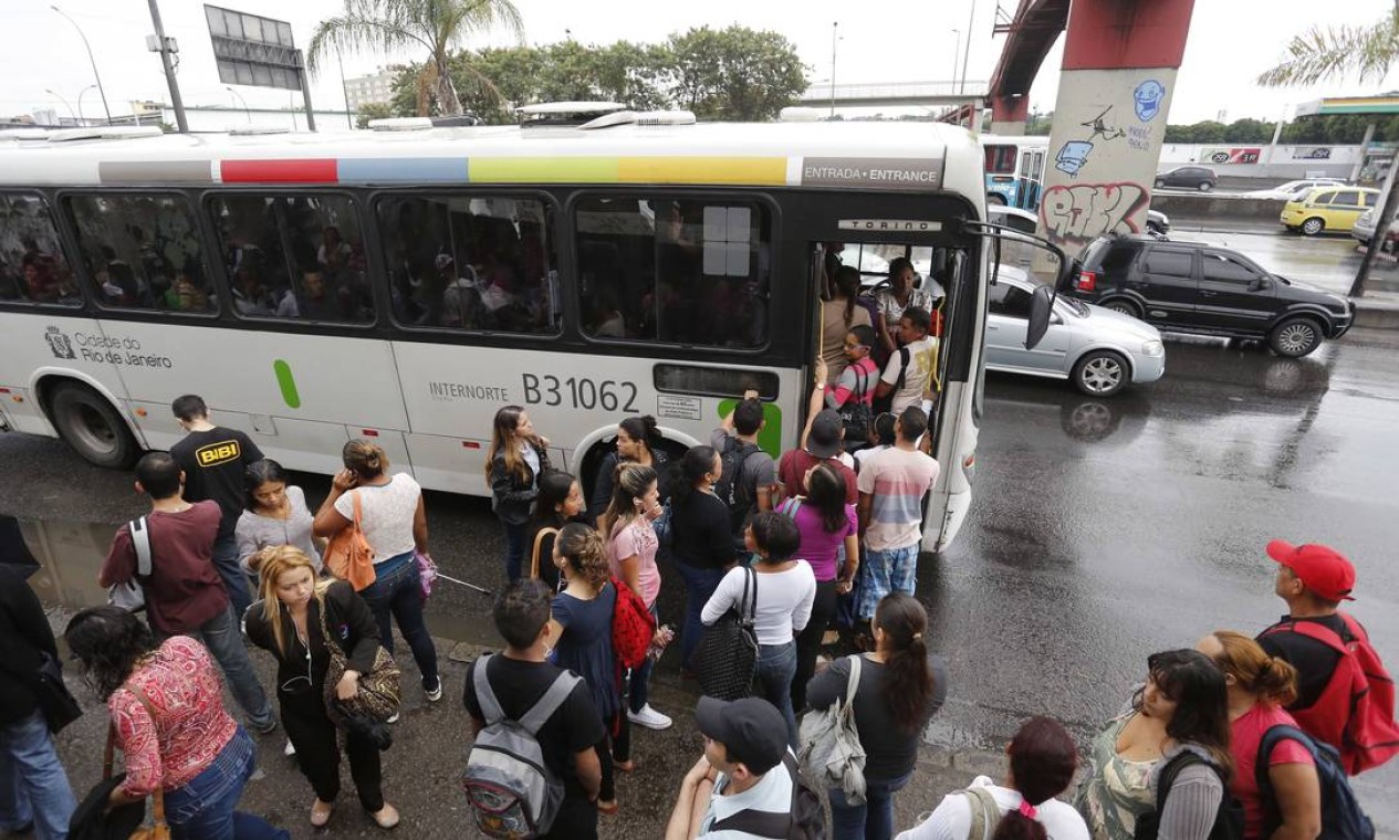 Ponto de ônibus lotado na Avenida Brasil na manhã desta quarta-feira Foto: Pablo Jacob / O Globo