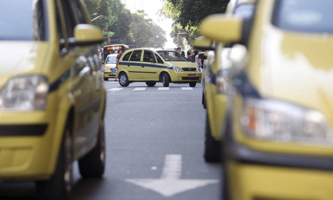 Os Automóveis Devem Possuir Obrigatoriamente Reflectores Vermelhos à Retaguarda