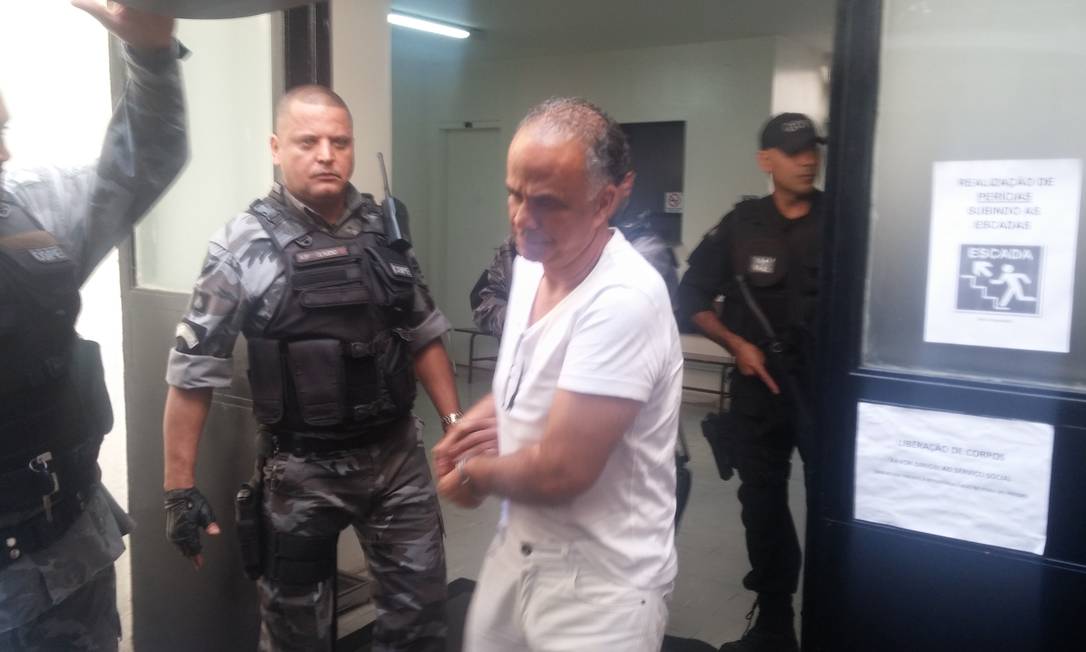 Marcos Valério, algemado, saindo do IML, em Minas Gerais, e seguindo para a penitenciária Foto: Ezequiel Fagundes/Arquivo
