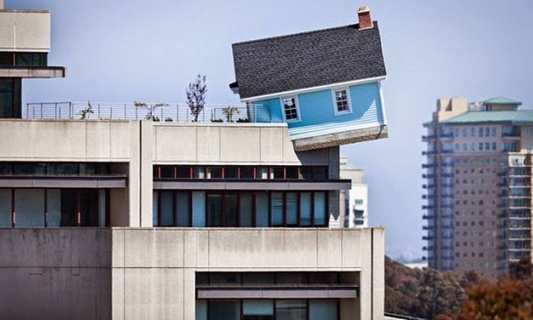 
Casa é colocada no alto de prédio como se estivesse caindo
Foto:
Reprodução da internet
