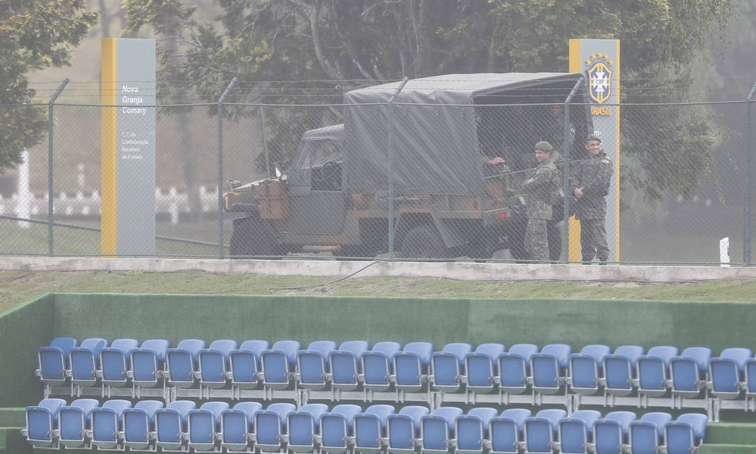 
Desde quarta-feira, a segurança da Granja Comary conta com o Exército
Foto:
/
Alexandre Cassiano/ O Globo
