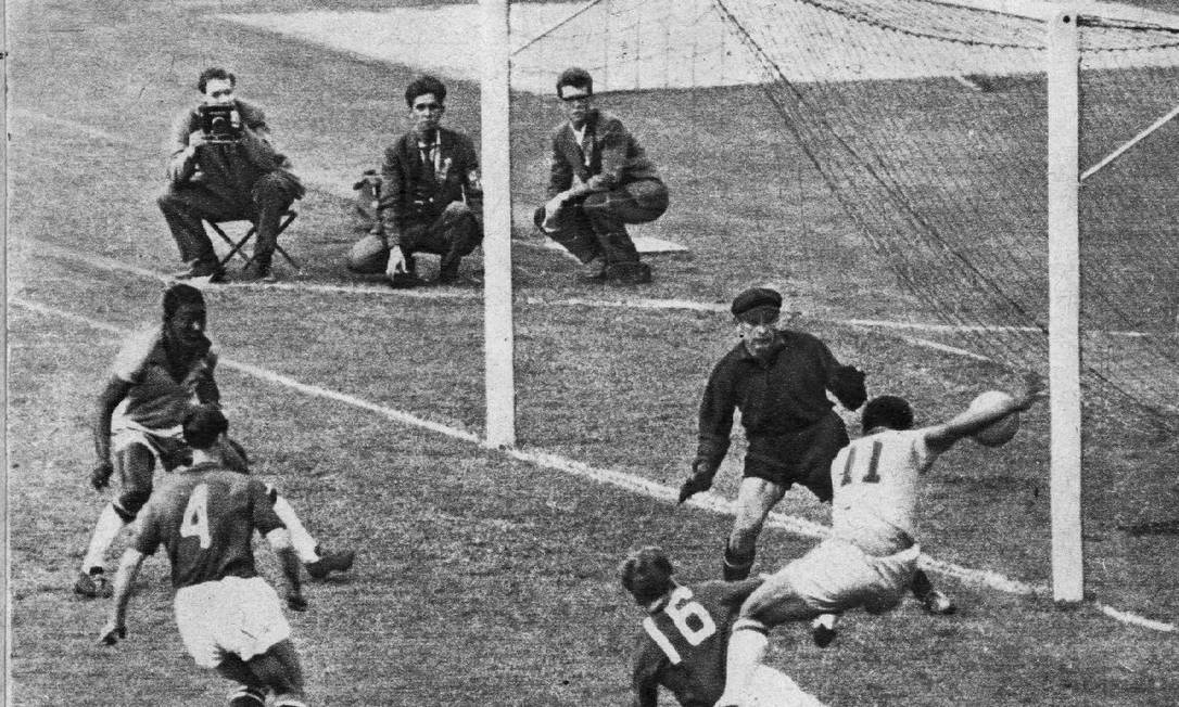 Observado por Pelé, Garrincha chuta a bola na trave em estréia de ambos contra a URSS Foto: Paulo Amaral / Reprodução