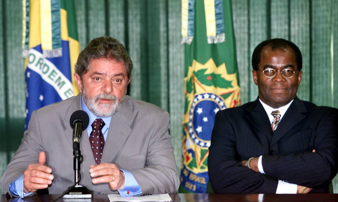 
Lula e Barbosa, quando o então presidente anunciou seu indicado para o STF, o primeiro ministro negro da Corte
Foto:
/
Jamil Bittar/Reuters/5-7-2003
