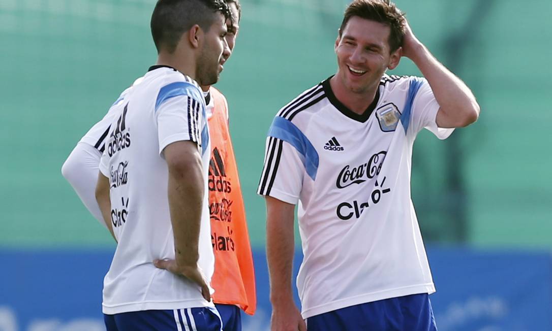 
Messi sorri durante o treino da Argentina durante conversa com Agüero e Maxi Rodriguez
Foto:
Marcos Brindicci
/
Reuters

