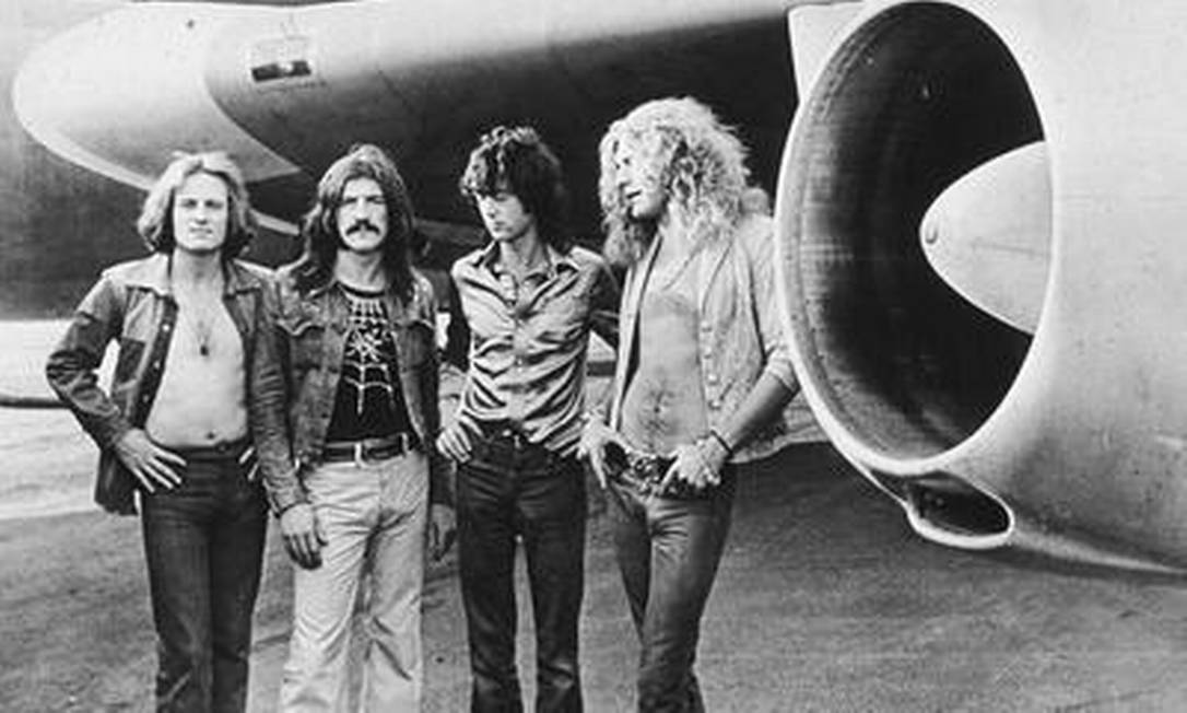 Led Zeppelin no auge. Banda posa em frente ao avião do grupo, "The Starship" Foto: DIVULGAÇÃO