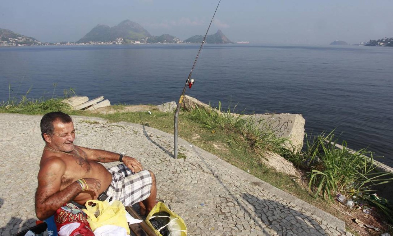 Pescaria atrai adeptos por toda a orla de Niterói - Jornal O Globo