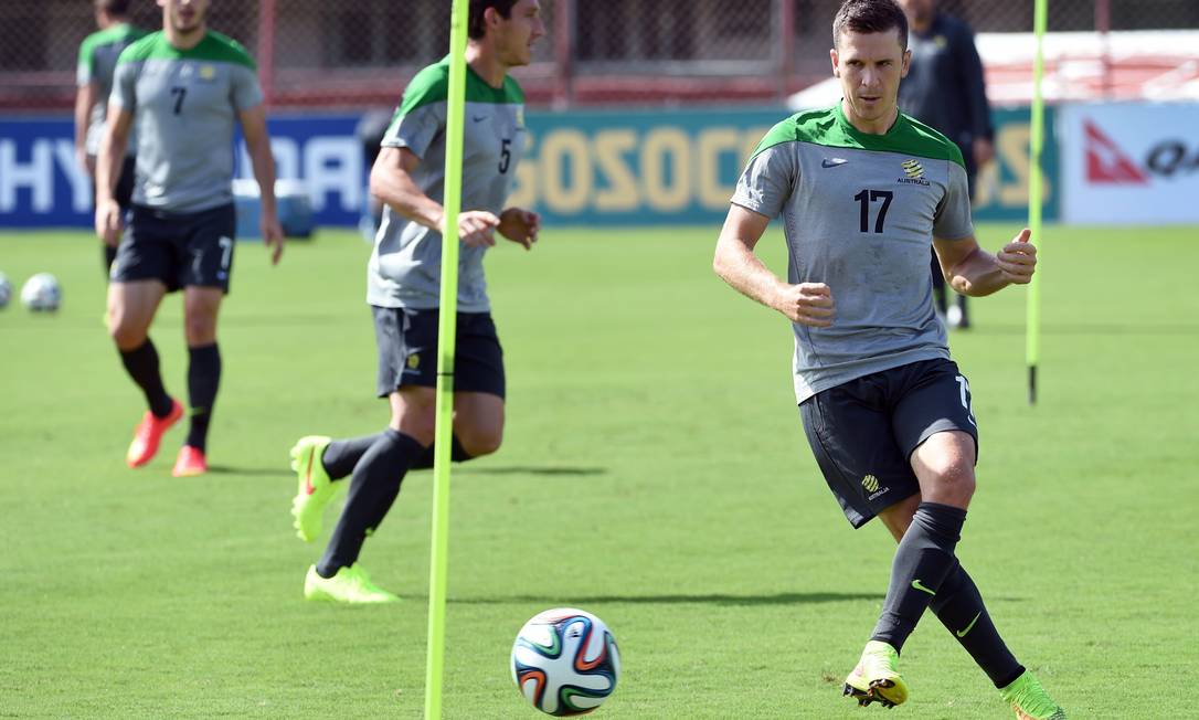 Australian Socceroos football player Matthew McKay (R) passes the ball during the team's first training session in Vitoria on May 30, 2014, as they prepare for the 2014 FIFA World Cup in Brazil. AFP PHOTO/William WEST Foto: WILLIAM WEST / AFP